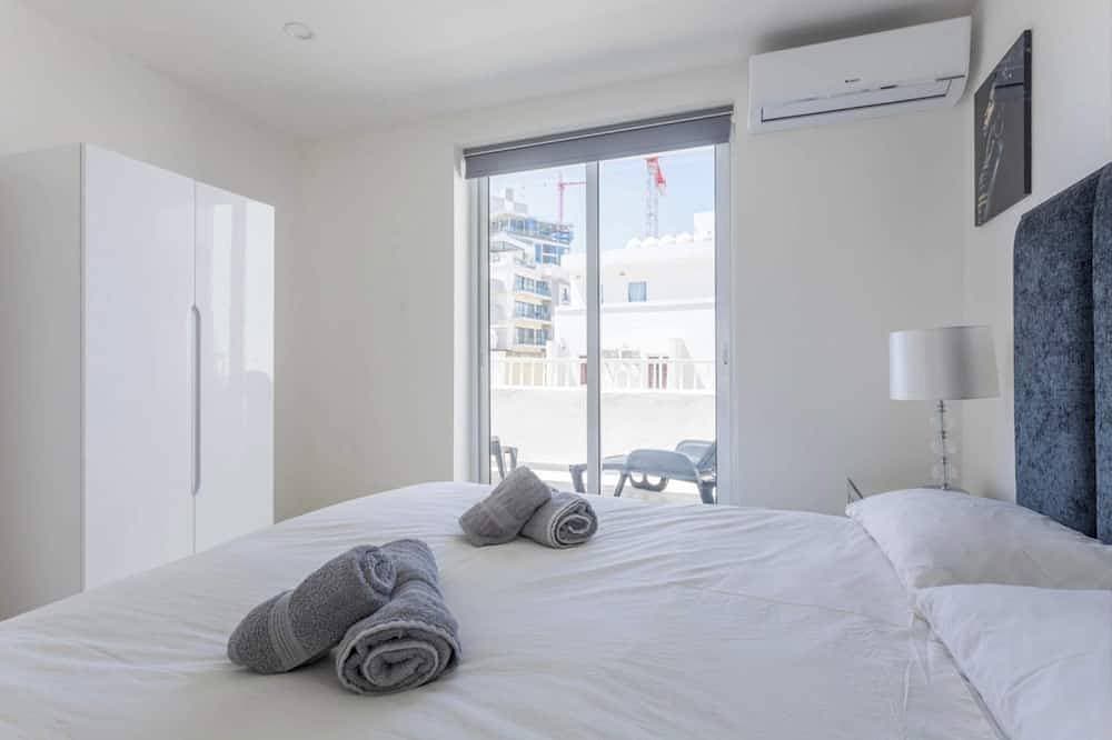 Foto 7 von 29: Terrace & Sea Views - Saint Julian's Spacious 3Br