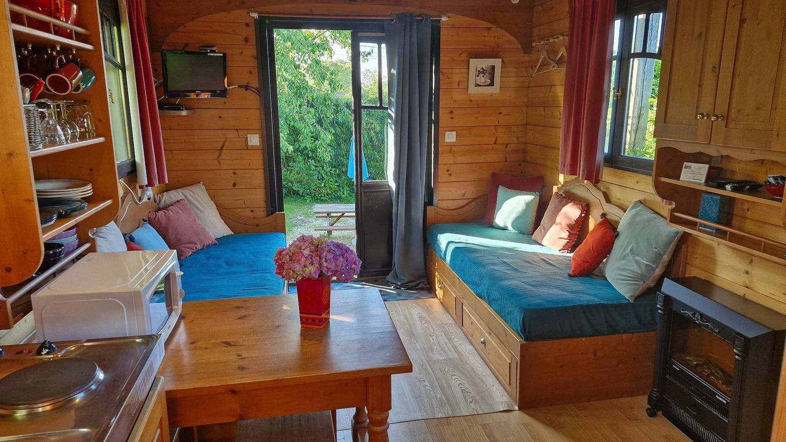 Foto 8 von 25: Bohème-Gîte im Zirkuswagen für 2–4 Personen nahe Honfleur mit Pool