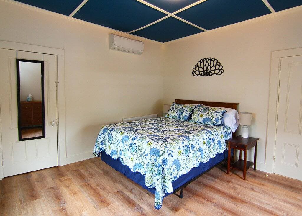 Foto 13 von 21: Renovated downtown Bar Harbor apartment, park and walk to shops and restaurants.