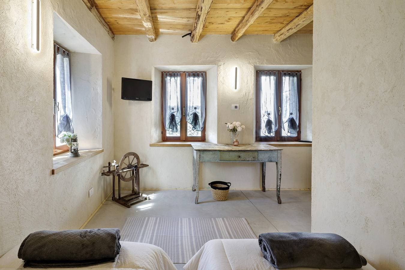 Foto 7 von 40: La Finestra sul Grappa – Zimmer „Monte Peurna“ mit Bergblick, Gemeinschaftsterrasse & WLAN