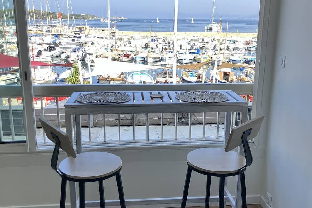 At Germaine: Air-Conditioned Apartment with Ocean View 1