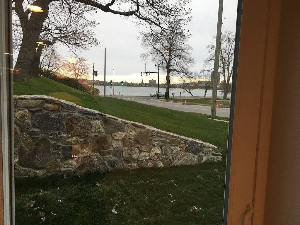 Foto 3 von 16: 5 Sterne bewertet!<br>Neubau, 1 Schlafzimmer Back Cove Apartment mit Blick auf das Wasser!