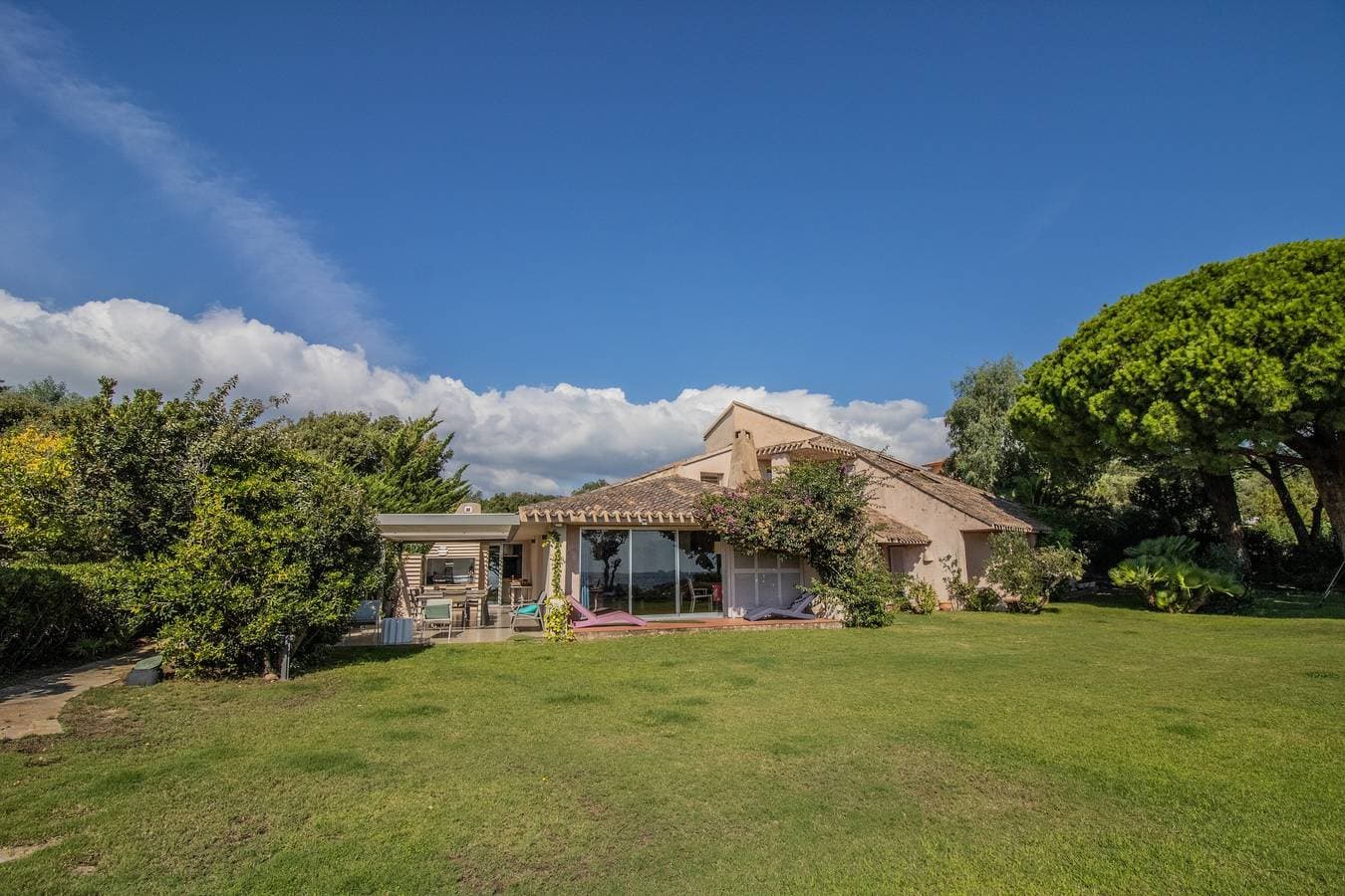 Foto 3 von 44: Villa A Cala d Oro mit Privatstrand, Garten mit Meerblick, WLAN und Klimaanlage
