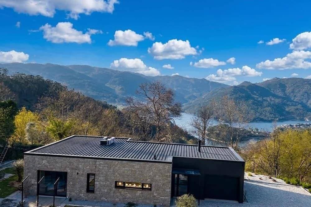 Foto 8 von 16: Modern Stone Villa: Geres views & Private Pool