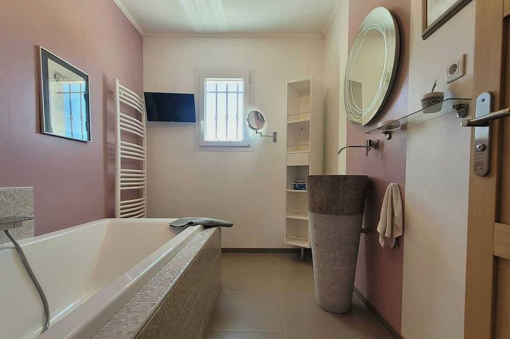 Foto 8 von 23: Zeitgenössische Villa mit modernem Pool