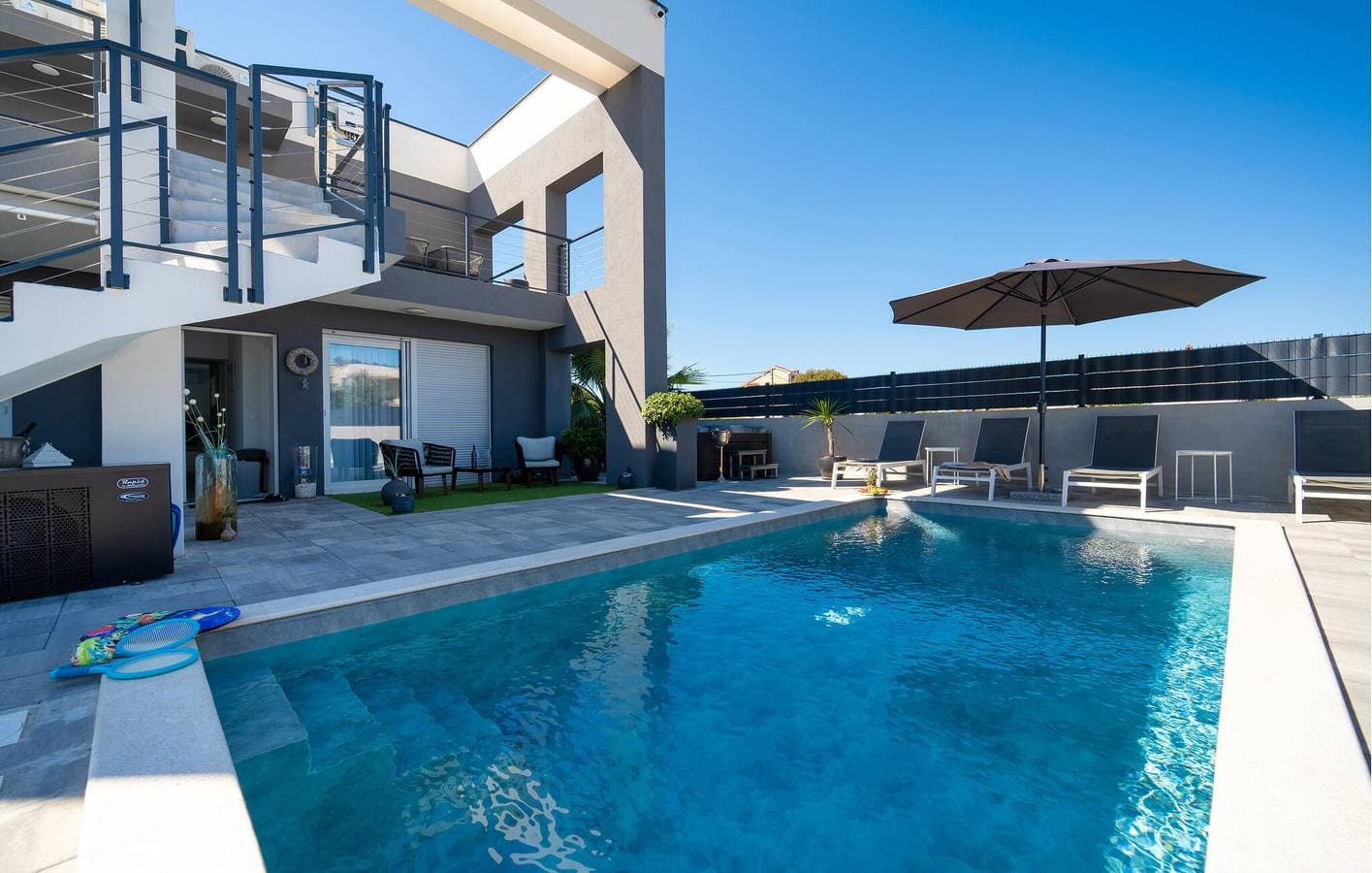 Foto 9 von 39: Gemütliche Ferienwohnung mit Pool, WLAN und Parkplatz, 1 km vom Strand Dječji Raj entfernt