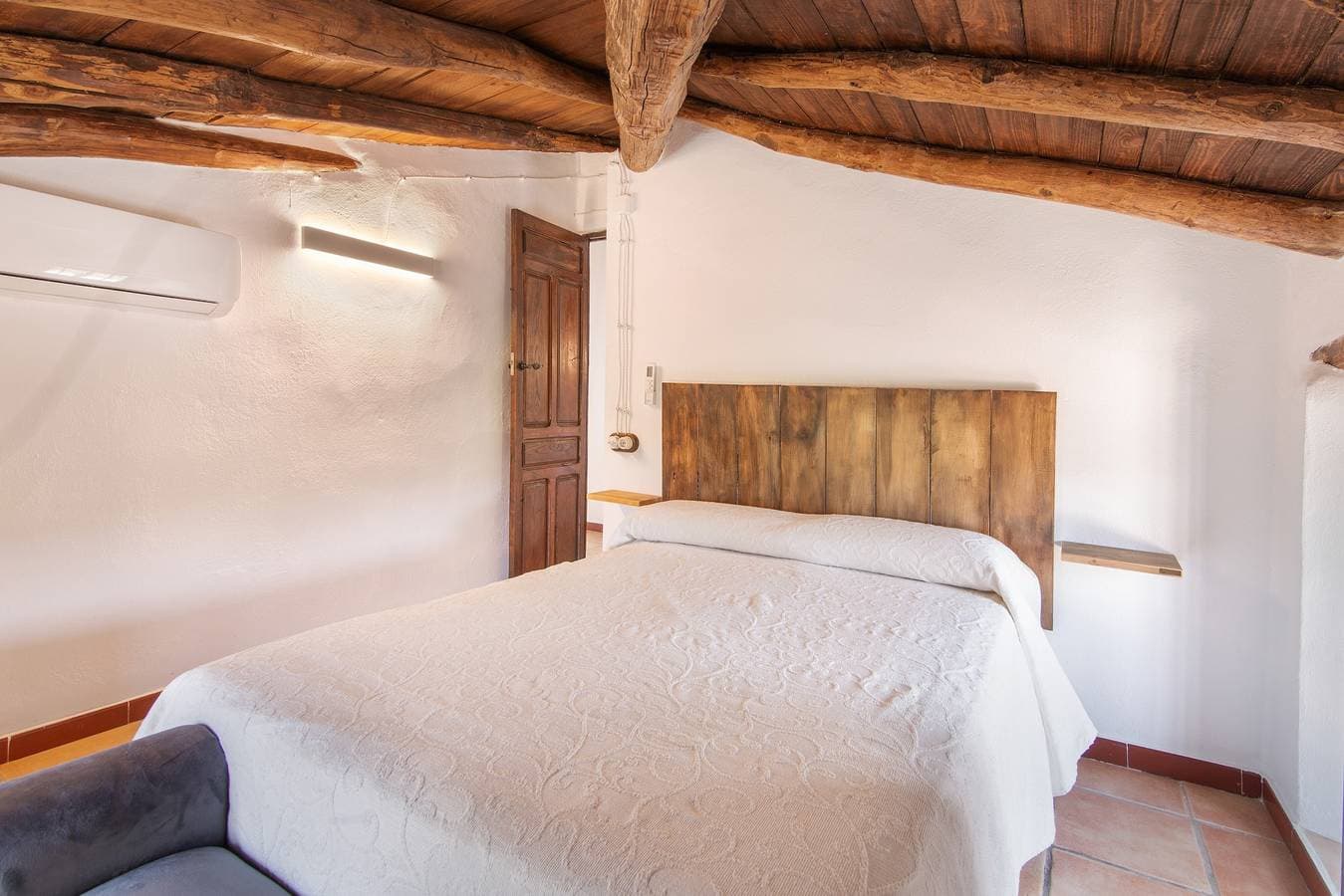 Foto 9 von 28: Finca 'Las Cabrillas La Nava' mit Bergblick, privatem Pool und Klimaanlage