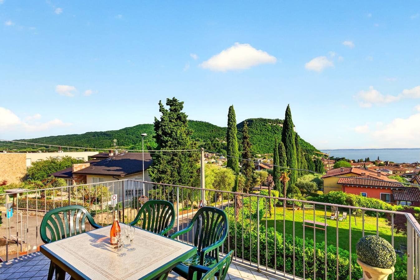 Foto 11 von 30: Regarda - La Terrazza di Garda Wohnung mit Terrasse mit Seeblick