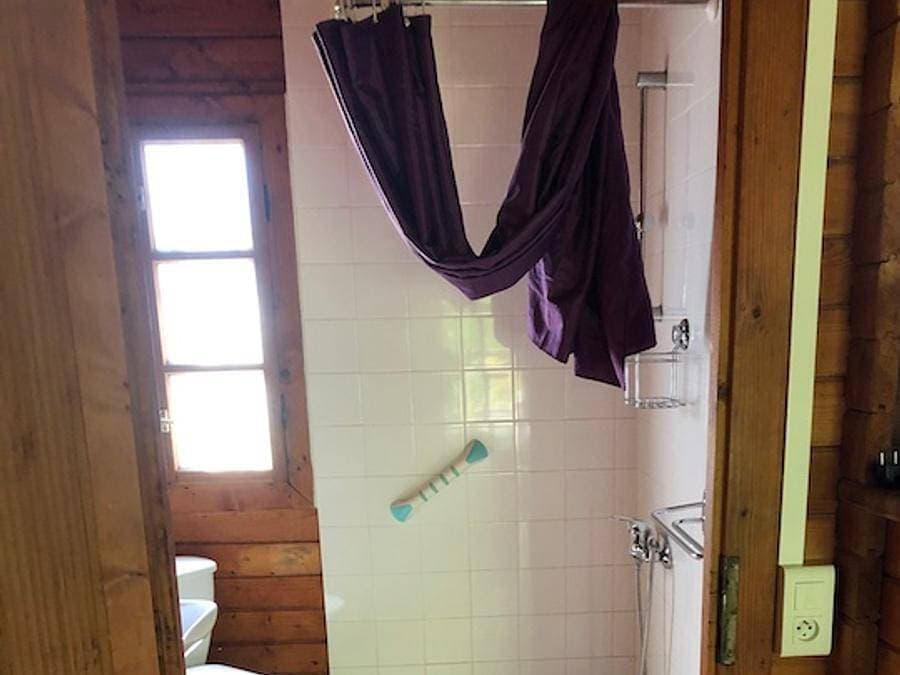 Foto 12 von 44: Les Chalets De Fiolles - Chalet 4 personen - Chalet Pmr Confort - 1 Schlafzimmer - Klimaanlage - TV - BBQ - Reinigung* - 35m2 + überdachte Terrasse von 14m2