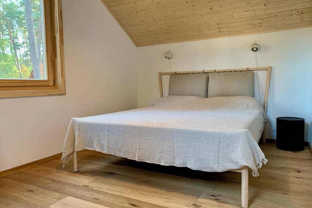 Foto 3 von 23: Modernes Holzhaus im nordischen Stil direkt im Kiefernwald