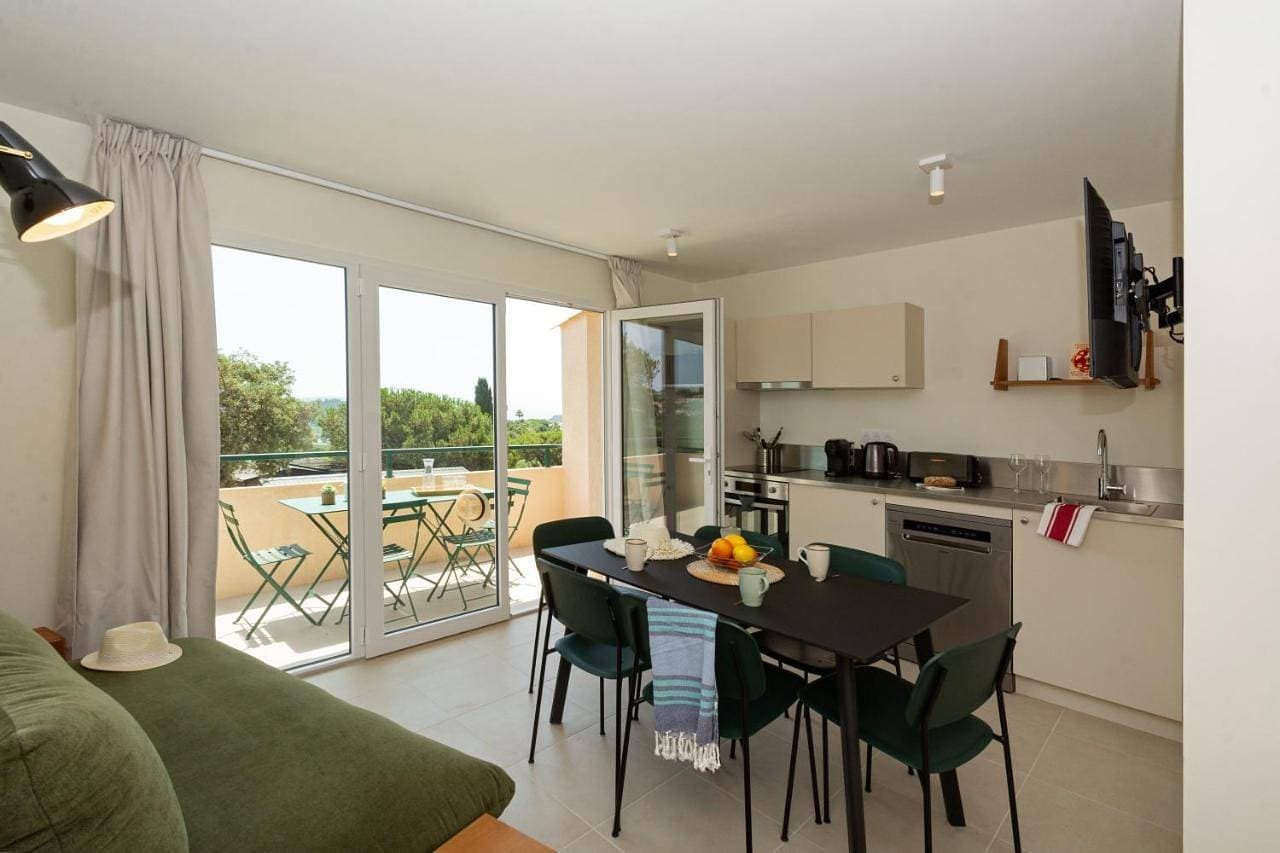 Foto 8 von 19: Two-Bedroom Apartment with Balcony