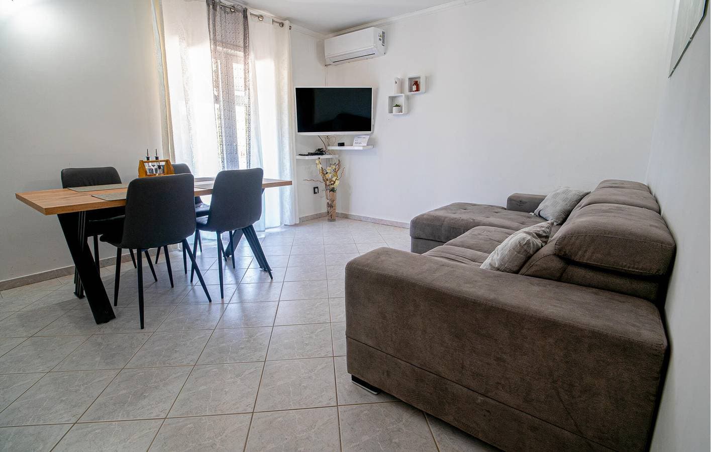 Foto 10 von 34: Gemütliche Ferienwohnung mit Terrasse, WLAN und Parkplatz in der Nähe von Donji Karin