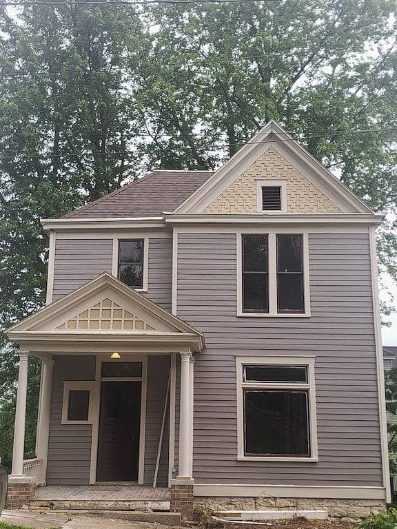 Foto 2 von 25: Spacious Victorian perfect for large groups.  Walk to Main Street!