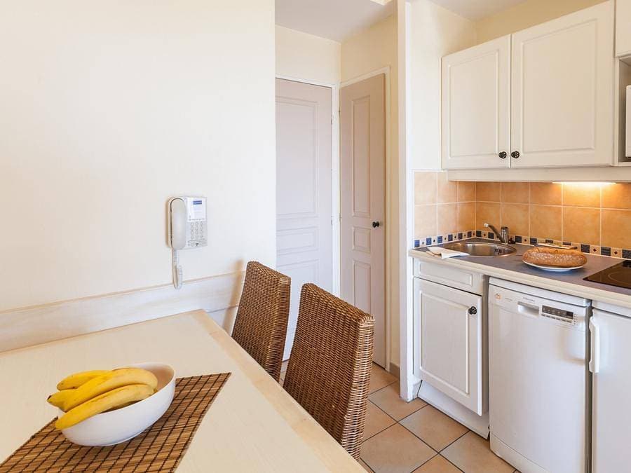Foto 6 von 45: Pierre & Vacances Résidence Les Restanques du Golfe de Saint-Tropez - Wohnung 4 personen - - 1 Schlafalkoven - Terrasse oder Balkon