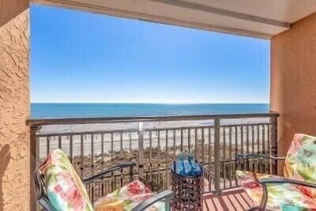 Foto 2 von 47: No Cleaning Fee! Studio, Oceanfront View, King Bed, Wow ratings!