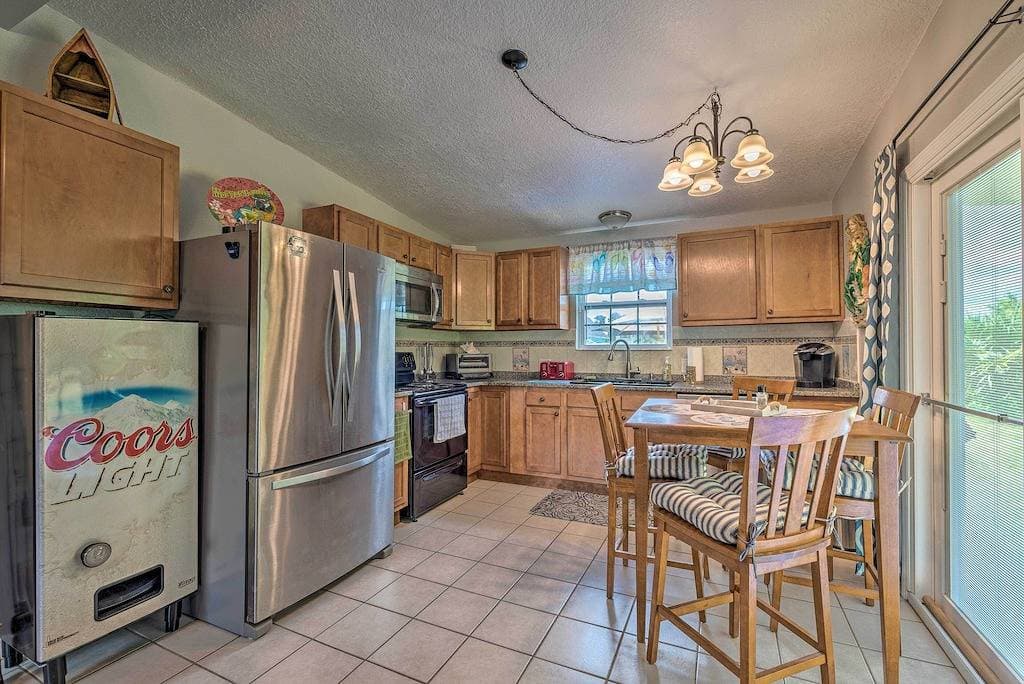 Foto 5 von 25: 2 Mi to Beach: Canal-Front Home in Hudson!