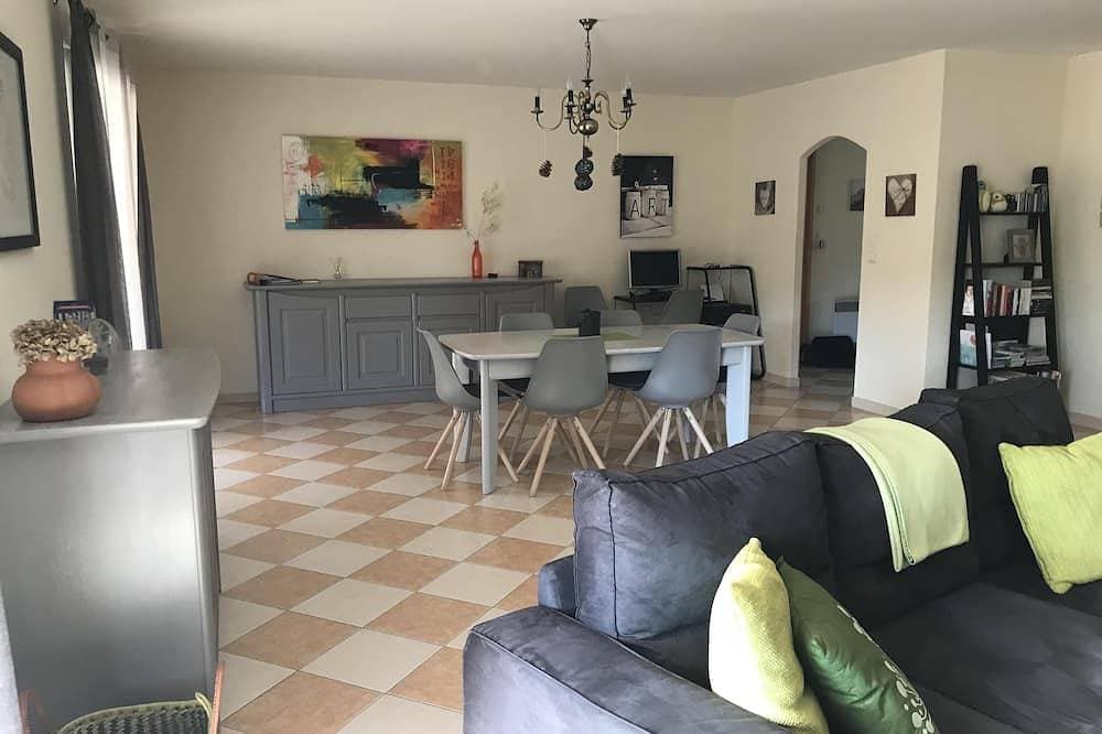 Foto 9 von 26: Haus auf einer Ebene, ruhig, mit Garten und Pool