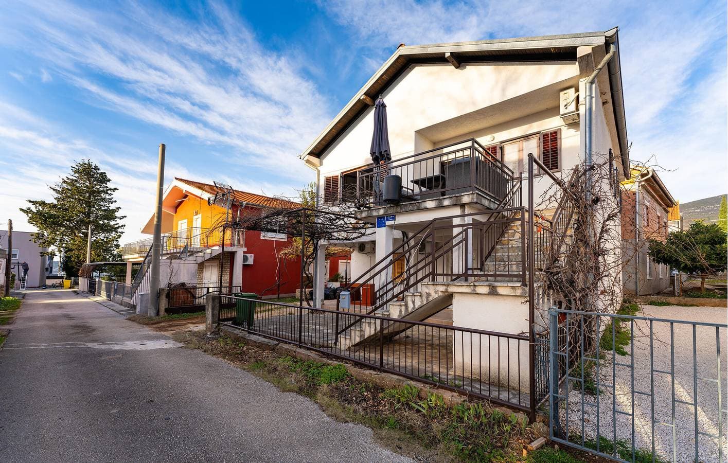 Gemütliche Ferienwohnung mit Terrasse in der Nähe der Küste und des Stadtzentrums in Donji Karin 1