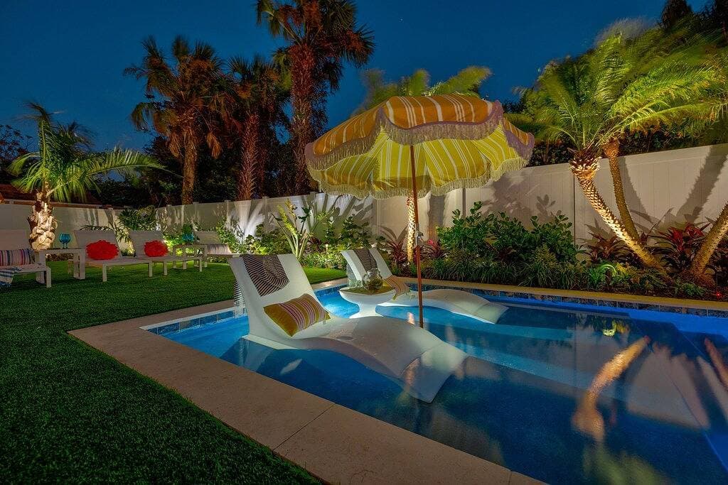 Foto 5 von 43: Retro Retreat | Heated Pool + 5 Blocks to Beach