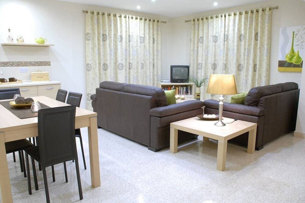 Foto 8 von 18: Superb villa 3, inviting pool and spacious outside space.Fully airconditioned.