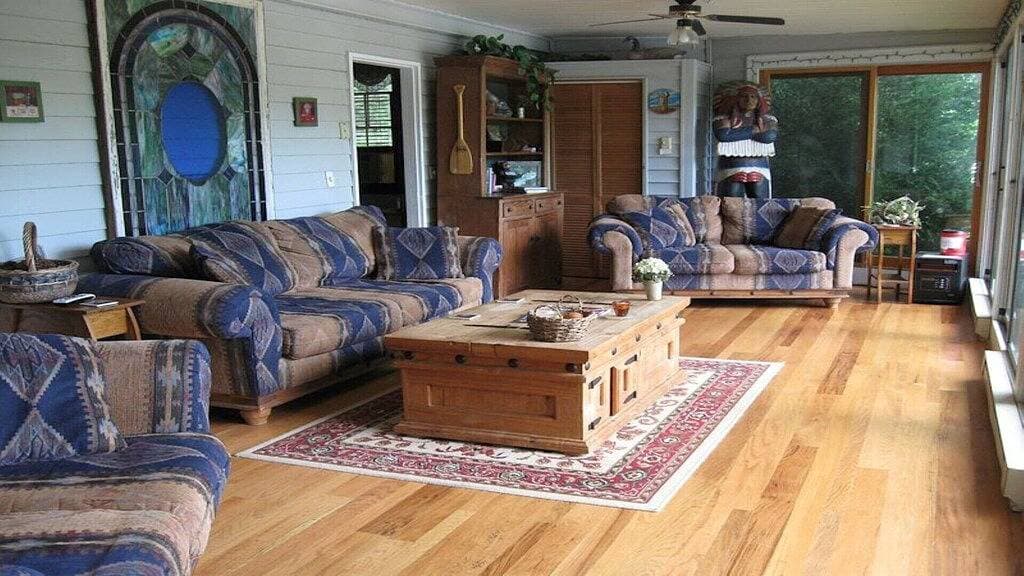 Foto 8 von 15: Rustikale River Cabin, Charming Riverfront, Hottub, 2 Steinkamine, Dock, Ansichten