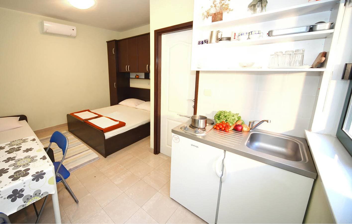 Foto 3 von 15: Apartment mit Meerblick, Terrasse, WLAN, Klimaanlage und Parkplatz