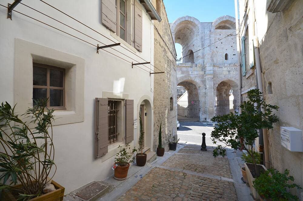 At the foot of the Arles bullring, attractive renovated town house 1