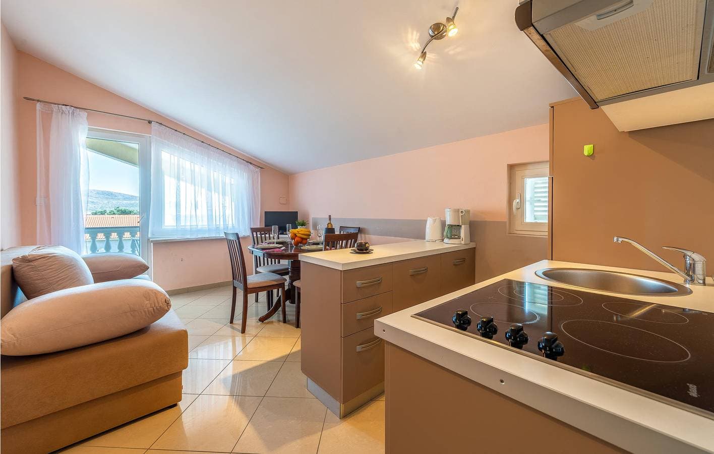 Foto 12 von 23: Apartment mit Meerblick, Terrasse, Küche und WLAN – 1 km zum Strand
