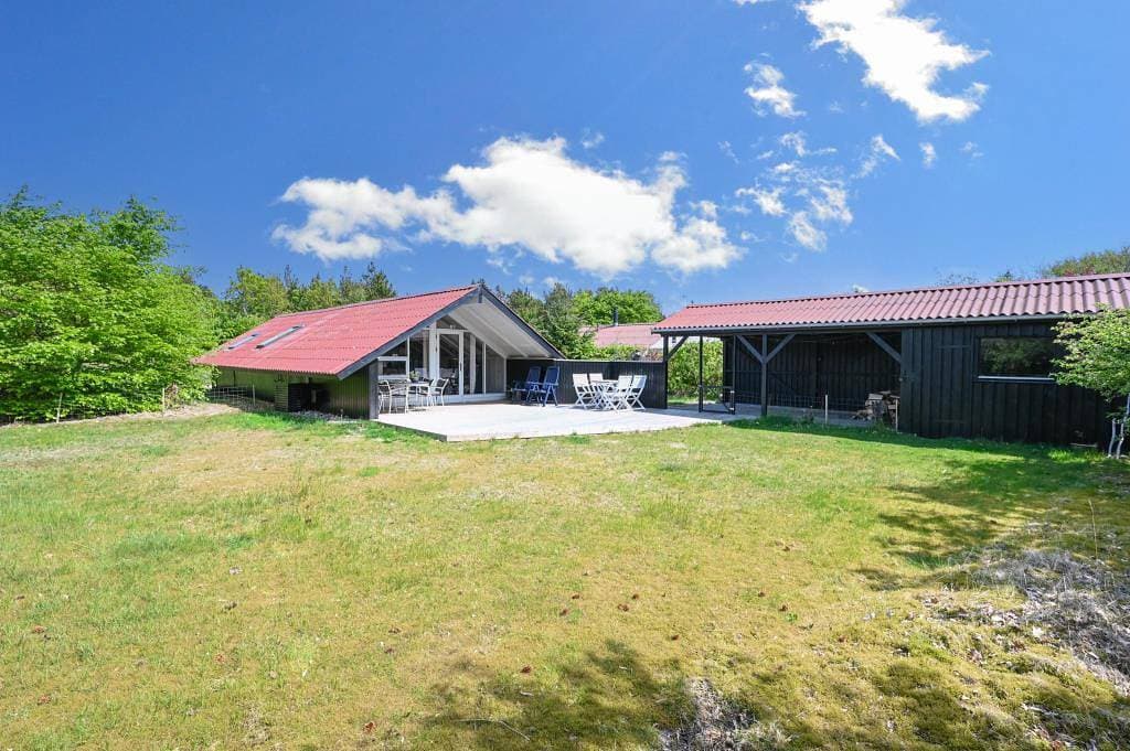 Gemütliches, helles Haus mit schöner Holzterrasse auf eingezäuntem Grundstück 1
