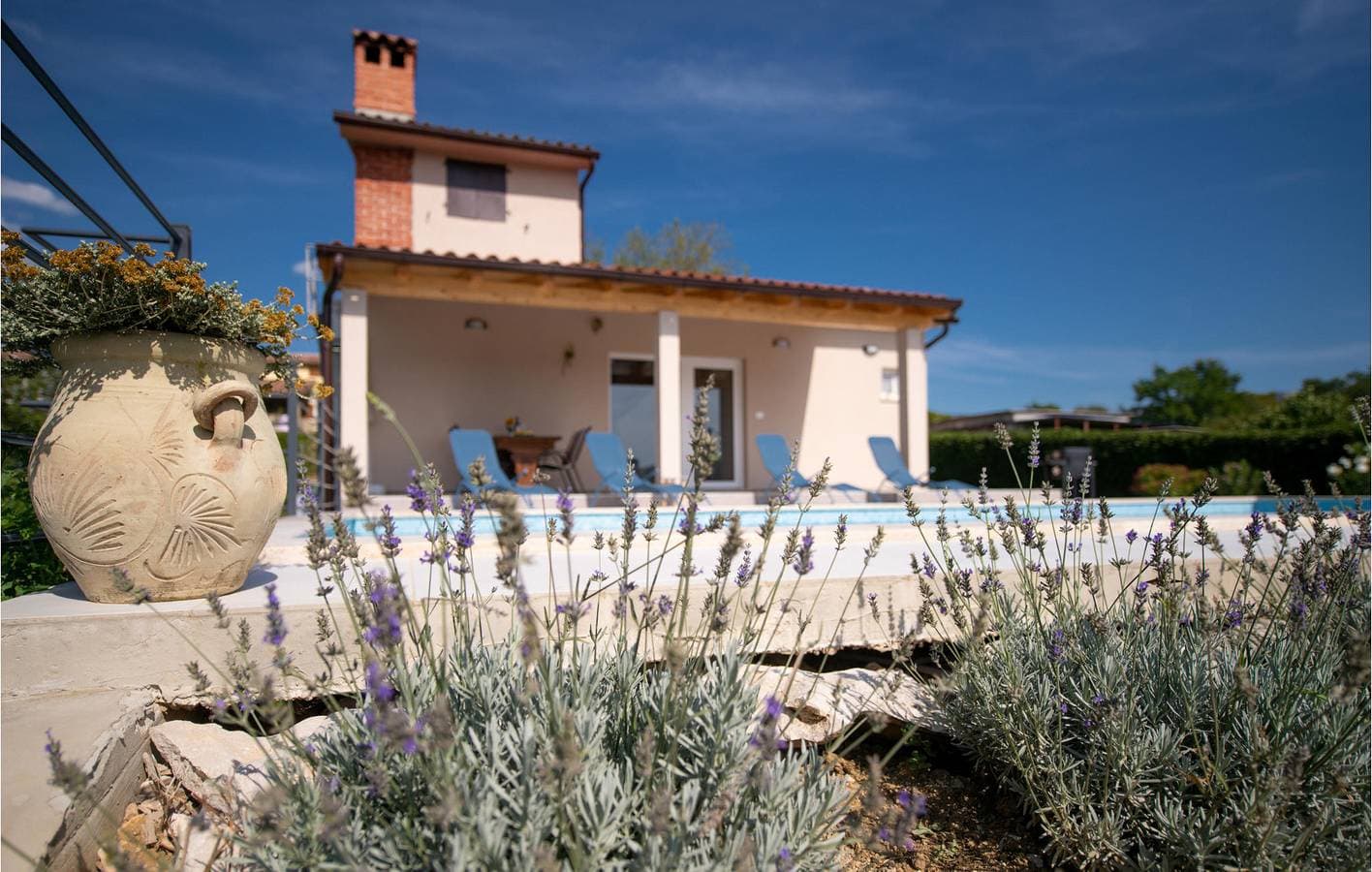 Foto 11 von 31: Charmante Ferienwohnung mit Pool und Terrasse, 2,5 km vom Fluss Raša entfernt