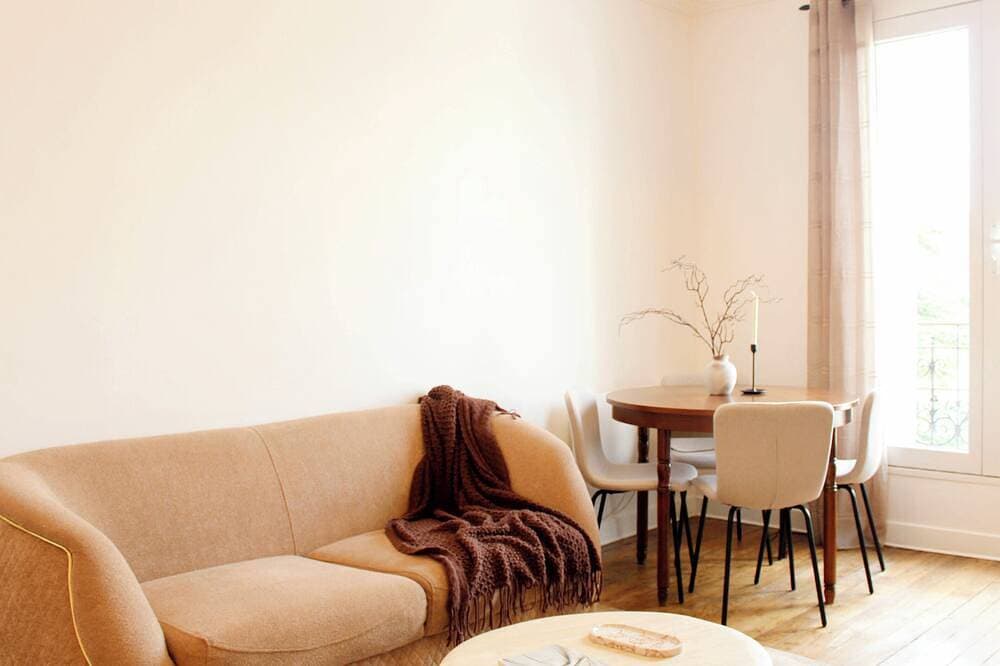 Bright Apartment at the Gates of Paris 1