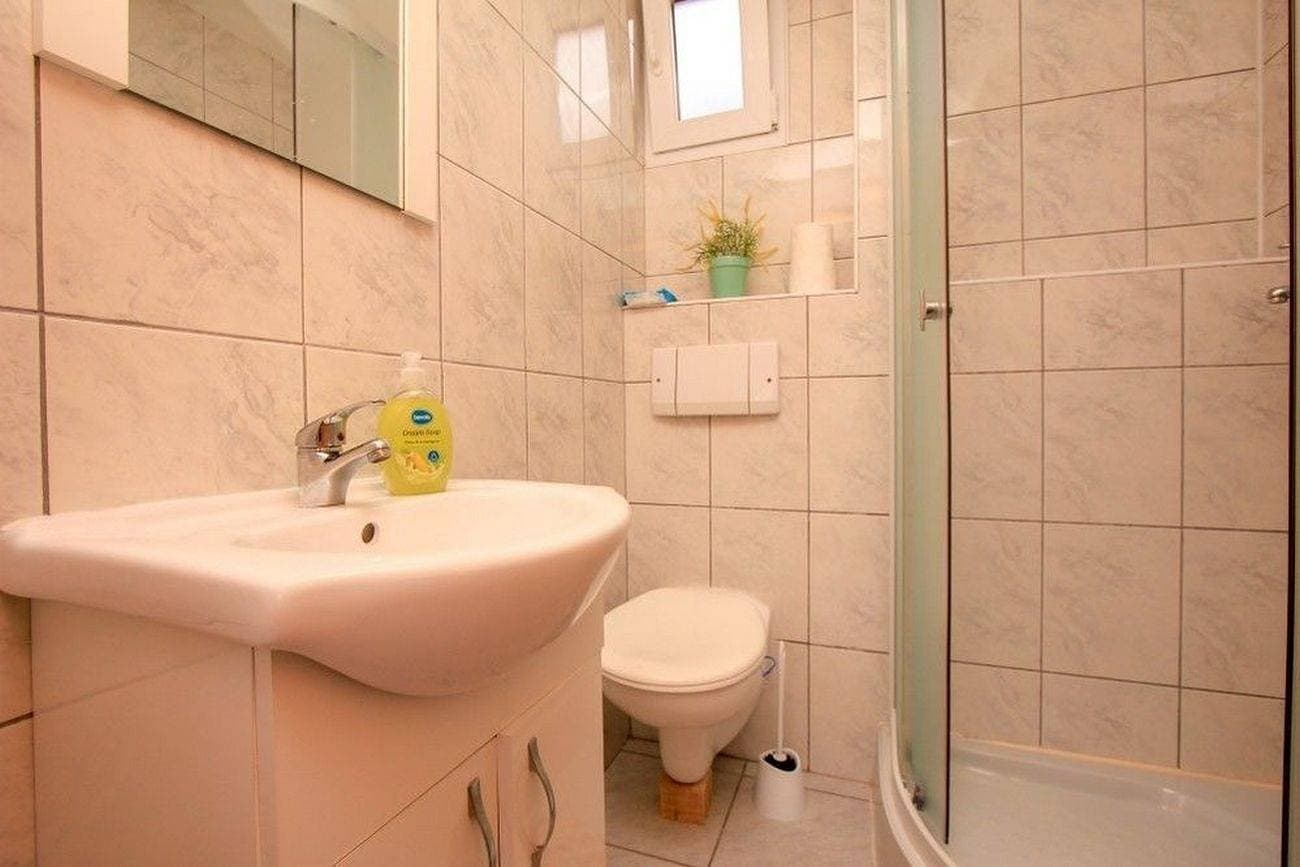 Foto 11 von 14: 1-Zimmer-Haus am Strand Bucht Skozanje (Hvar) K-18887