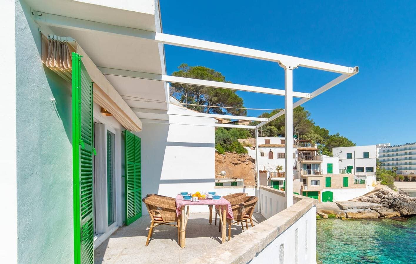 Foto 13 von 27: Gemütliches Strandappartement mit Terrasse - Blick auf Cala Llombards