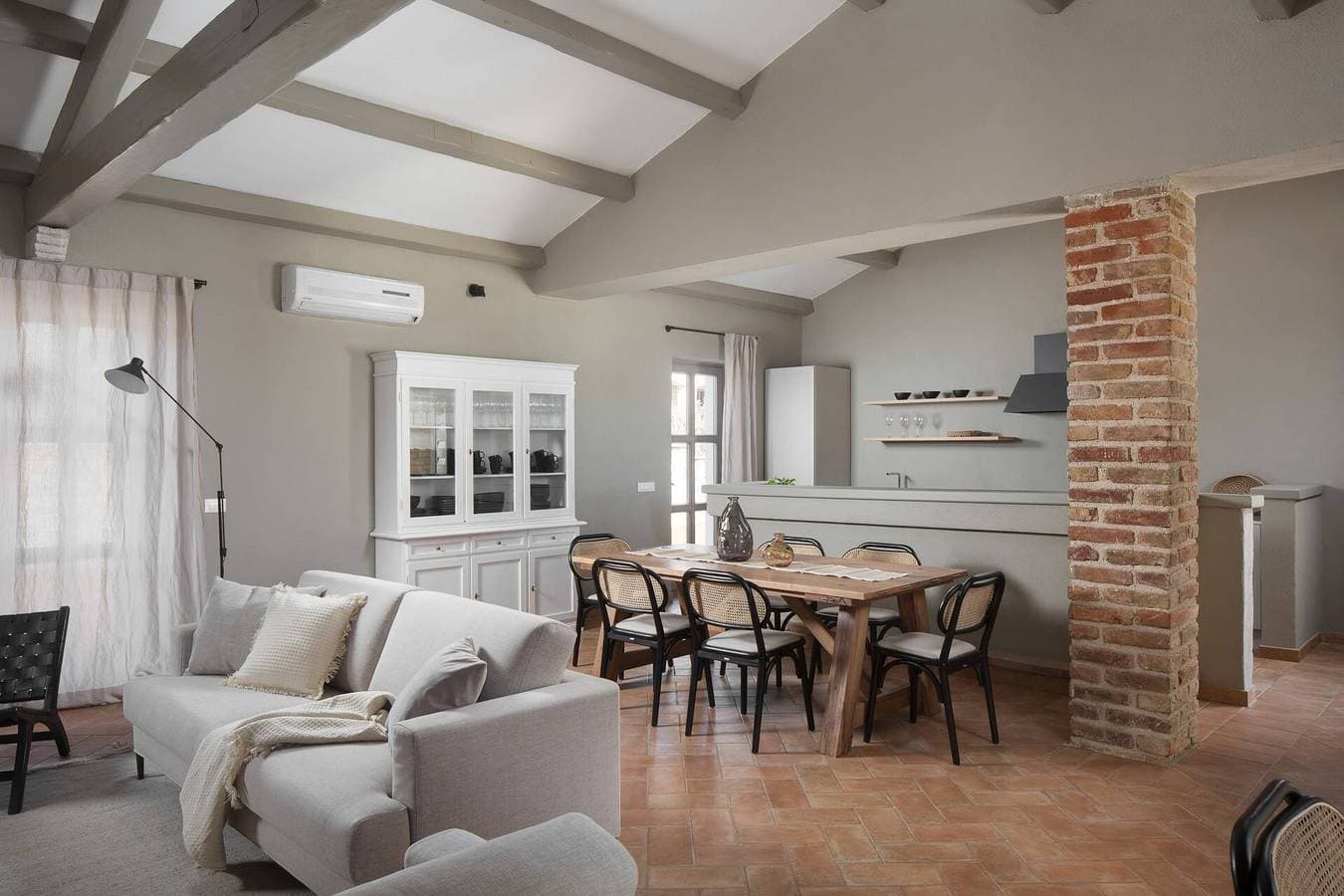 Foto 4 von 16: Rustikale Villa Sambucus mit Pool, tierfreundlich, ruhige Lage, ideal für Familien, privater Parkplatz, Terrasse, eleganter Garten.