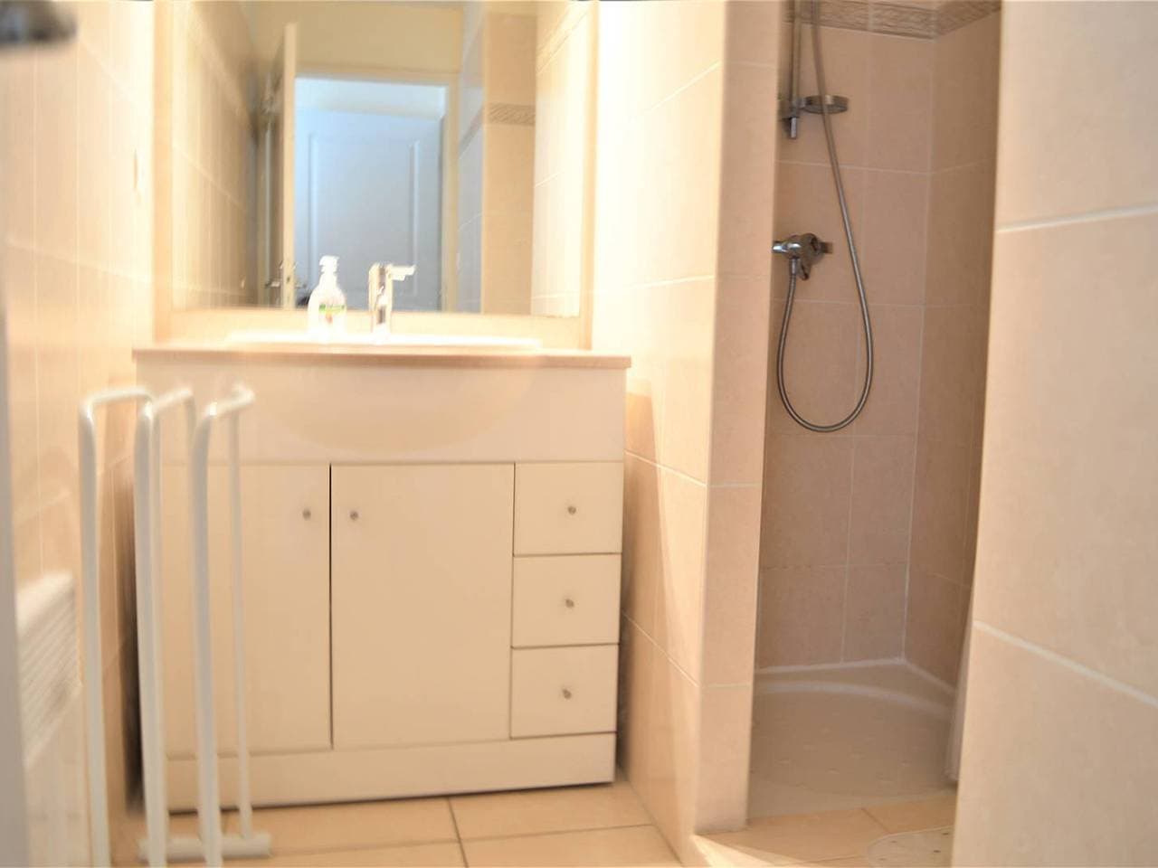 Foto 11 von 14: Geräumige 3-Zimmer-Wohnung mit Terrasse, WLAN und Garage nahe Stadtzentrum und Strand