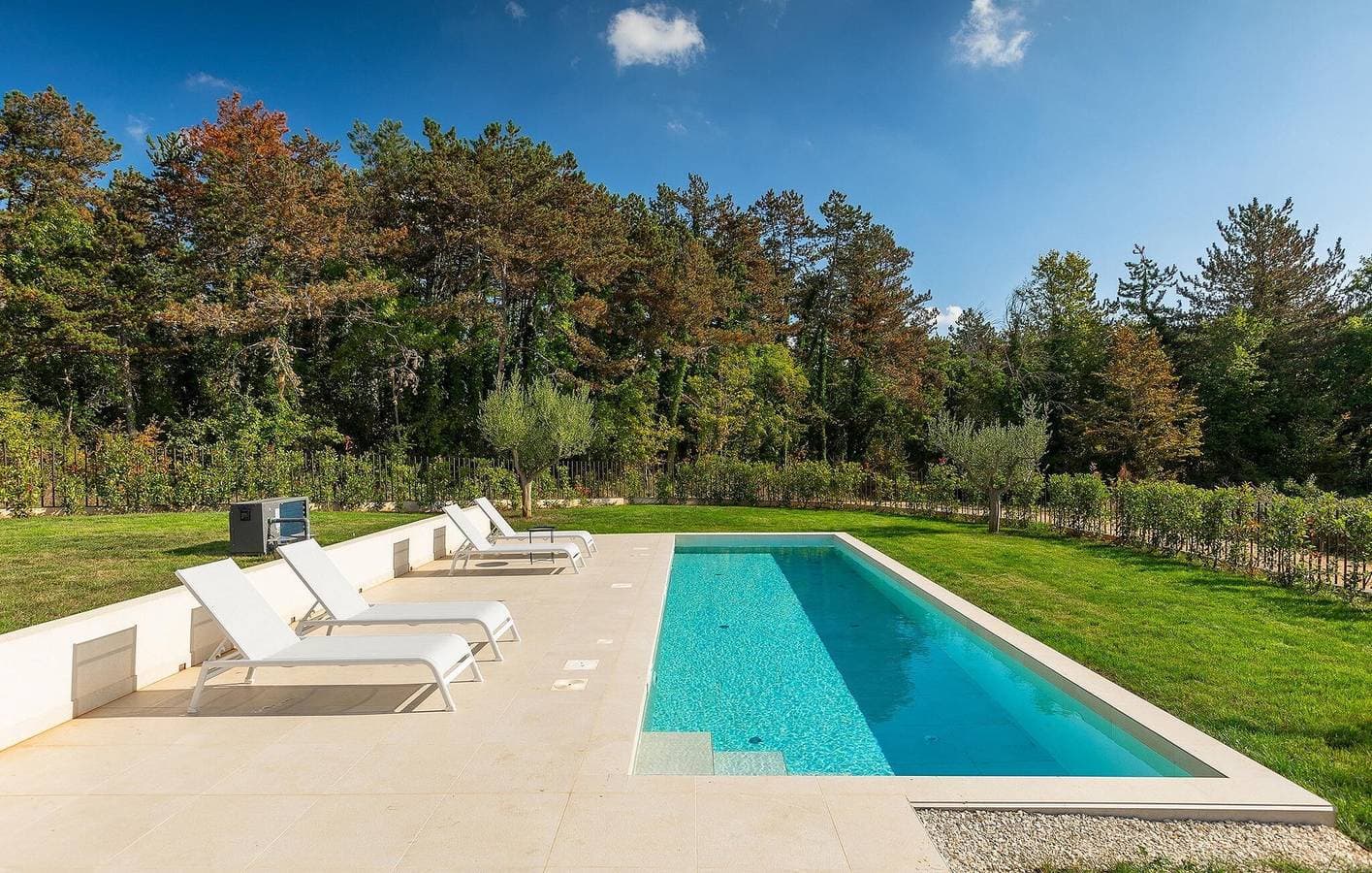 Foto 6 von 35: Geräumige 110 m² große Wohnung mit Pool und Terrasse, 2,5 km vom Stadtzentrum von Anzici entfernt