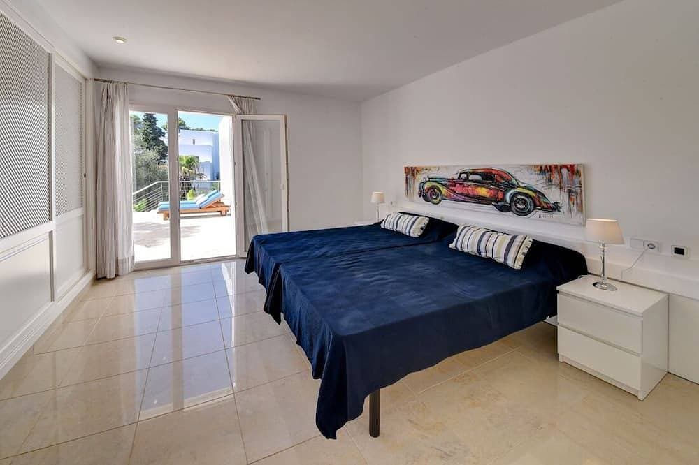 Foto 5 von 30: Villa mit direktem Strandzugang zu einer sandigen Bucht in Cala D'or Zentrum