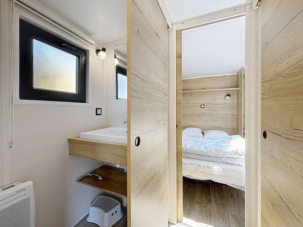 Foto 7 von 16: Holz-Tiny House mit Terrasse, Pool, WLAN, Haustiere erlaubt, Parkplatz - 200m vom Strand
