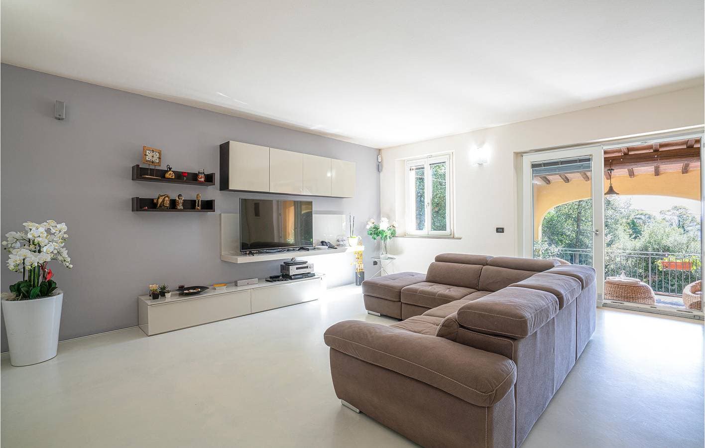 Foto 5 von 34: Monteverdi Apartment: Pool, Garten, Küche und Parkplatz