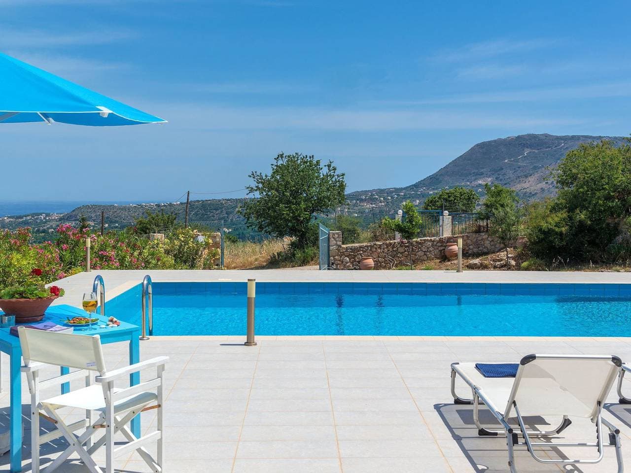 Foto 4 von 32: Villa mit Pool für bis zu 8 Personen. Meerblick.