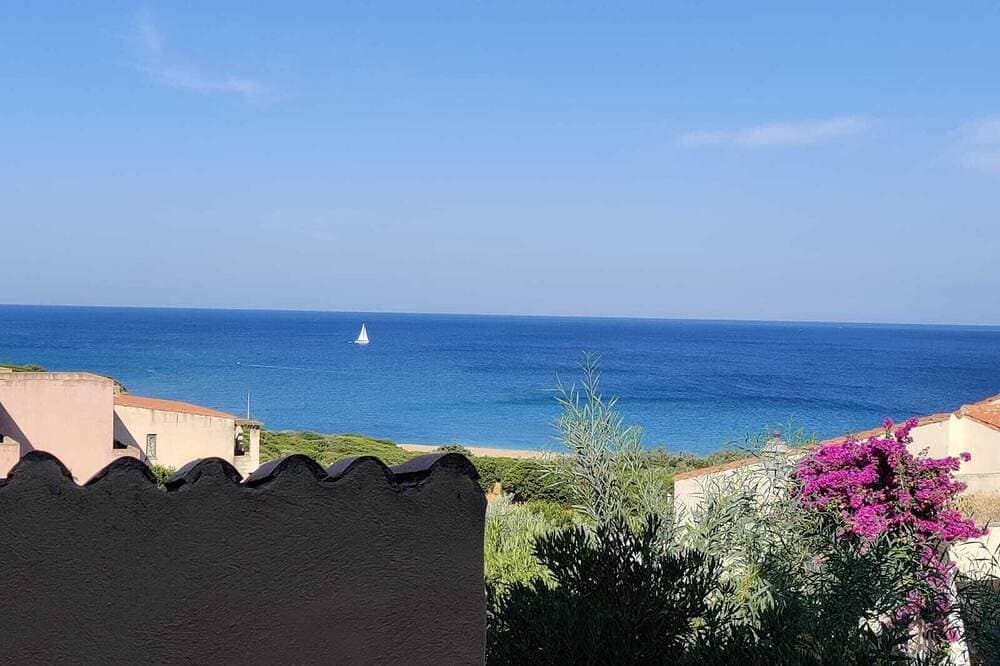 Spacious apartment in seafront condo 1