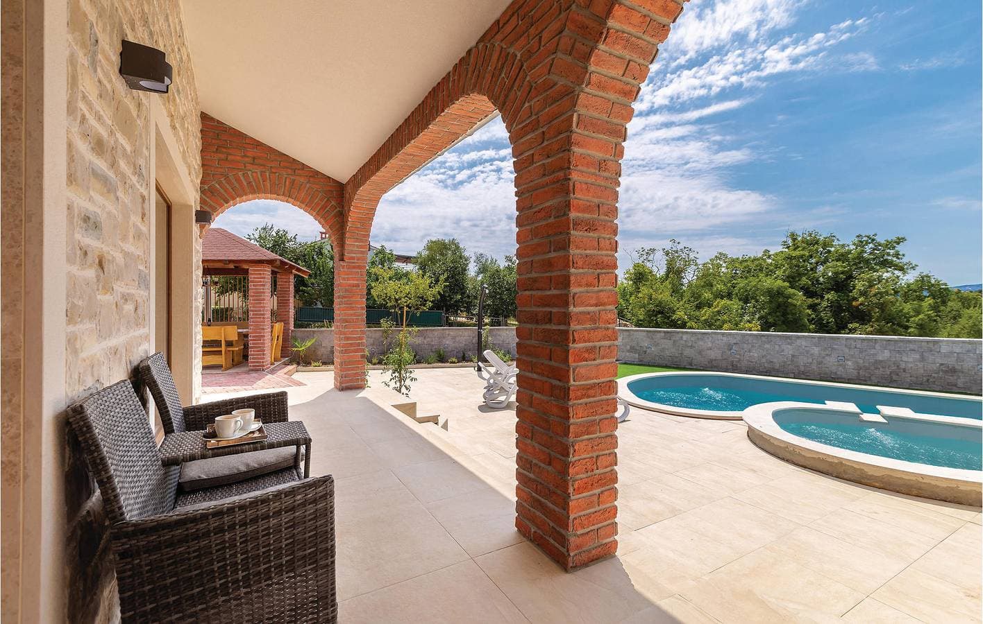 Foto 13 von 53: Gemütliche Ferienwohnung mit Pool, Parkplatz und WLAN, 1,5 km vom Strand von Jert entfernt
