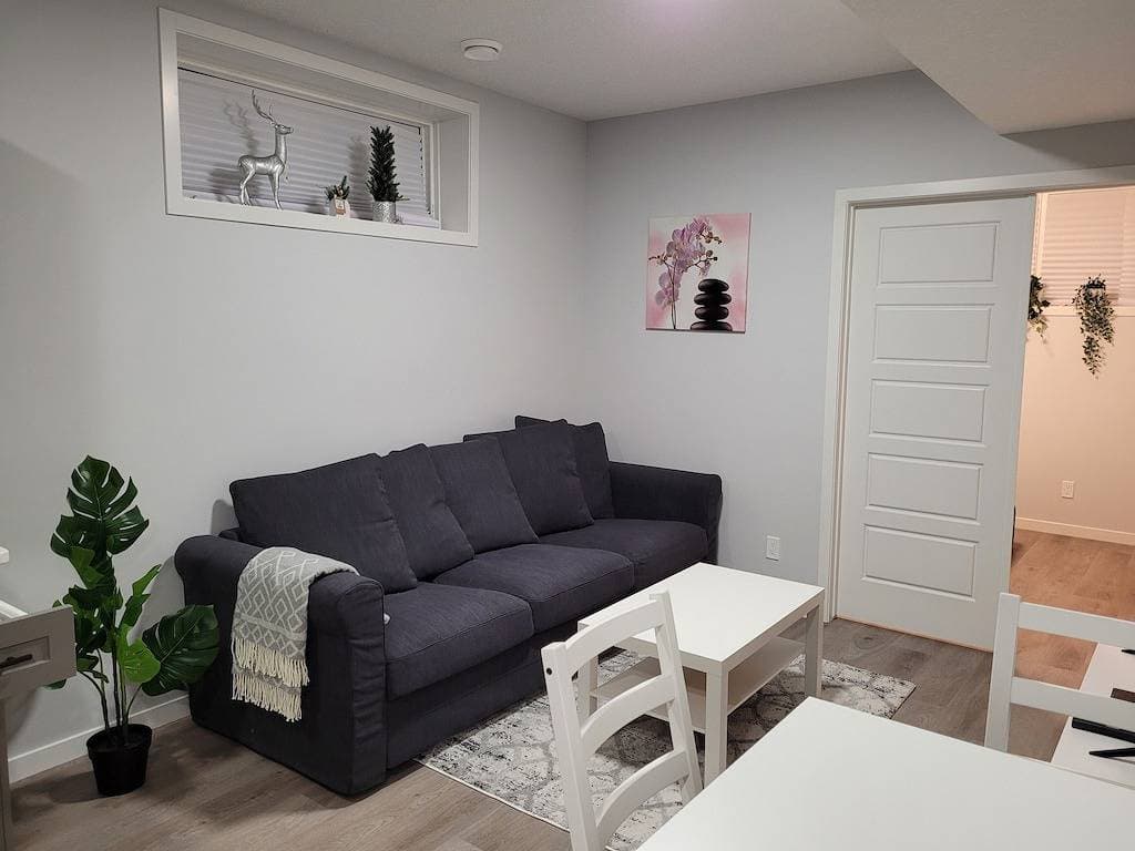 Foto 5 von 19: Affordable Luxury – 2-Bedroom Suite in Wolf Willow, Calgary!