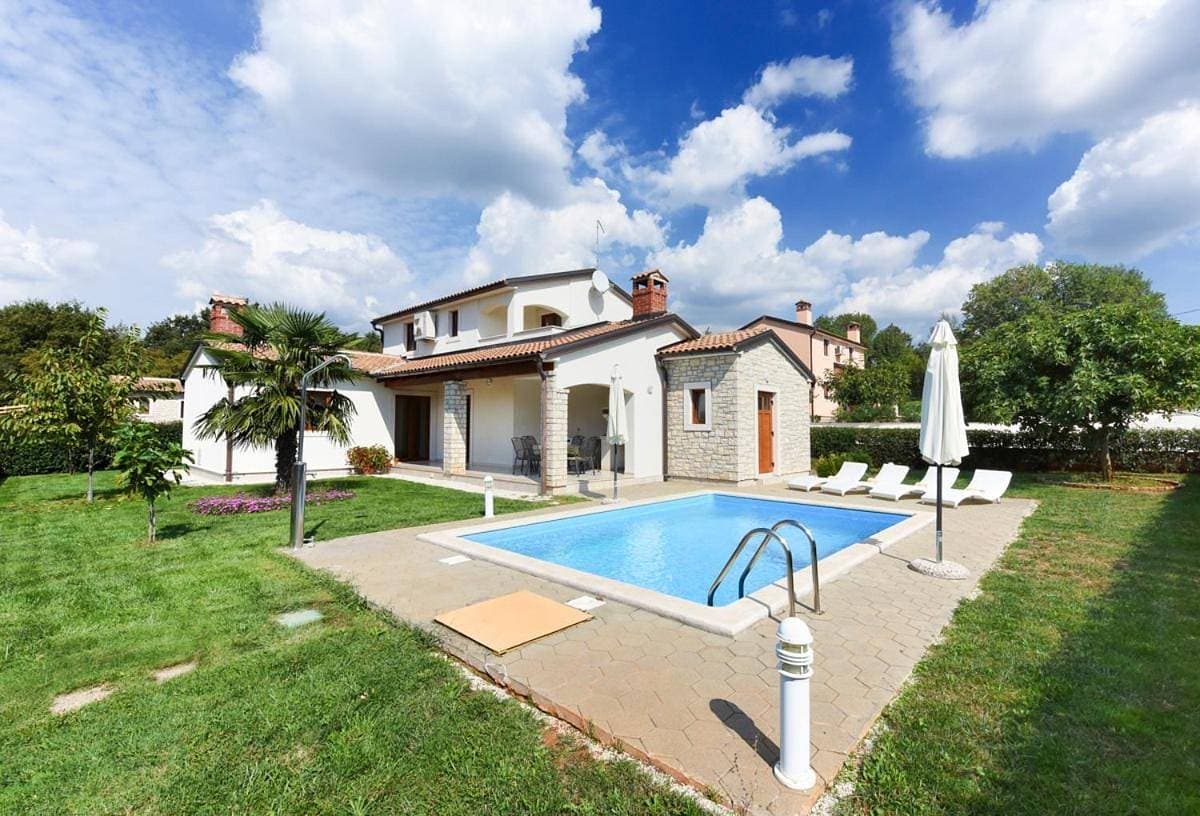 Sveti Lovrec Pazenaticki Villa Sleeps 6 Pool WiFi 1