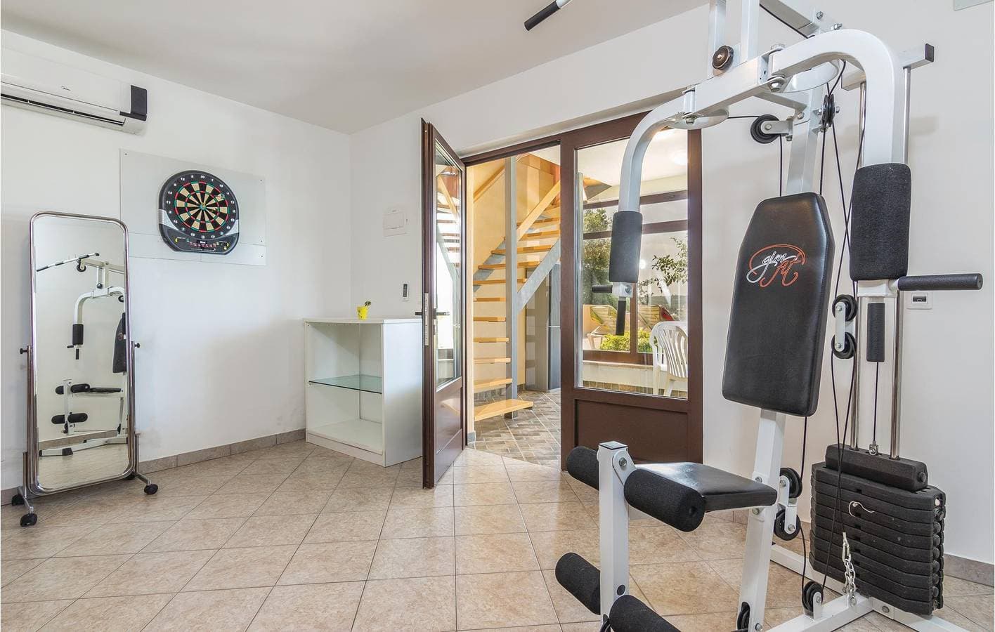 Foto 11 von 48: Geräumige 150 m² große Wohnung mit Terrasse und WLAN in der Nähe des Stadtzentrums von Karojba