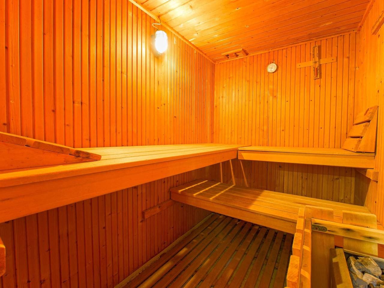 Foto 12 von 38: Zweitstöckiges Ferienvilla mit Terrassen, Pool, Sauna sowie herrlichem Berg- un