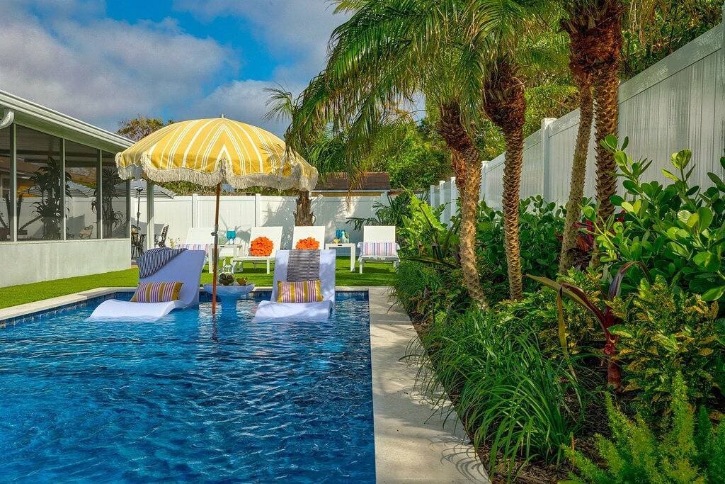 Foto 7 von 43: Retro Retreat | Heated Pool + 5 Blocks to Beach