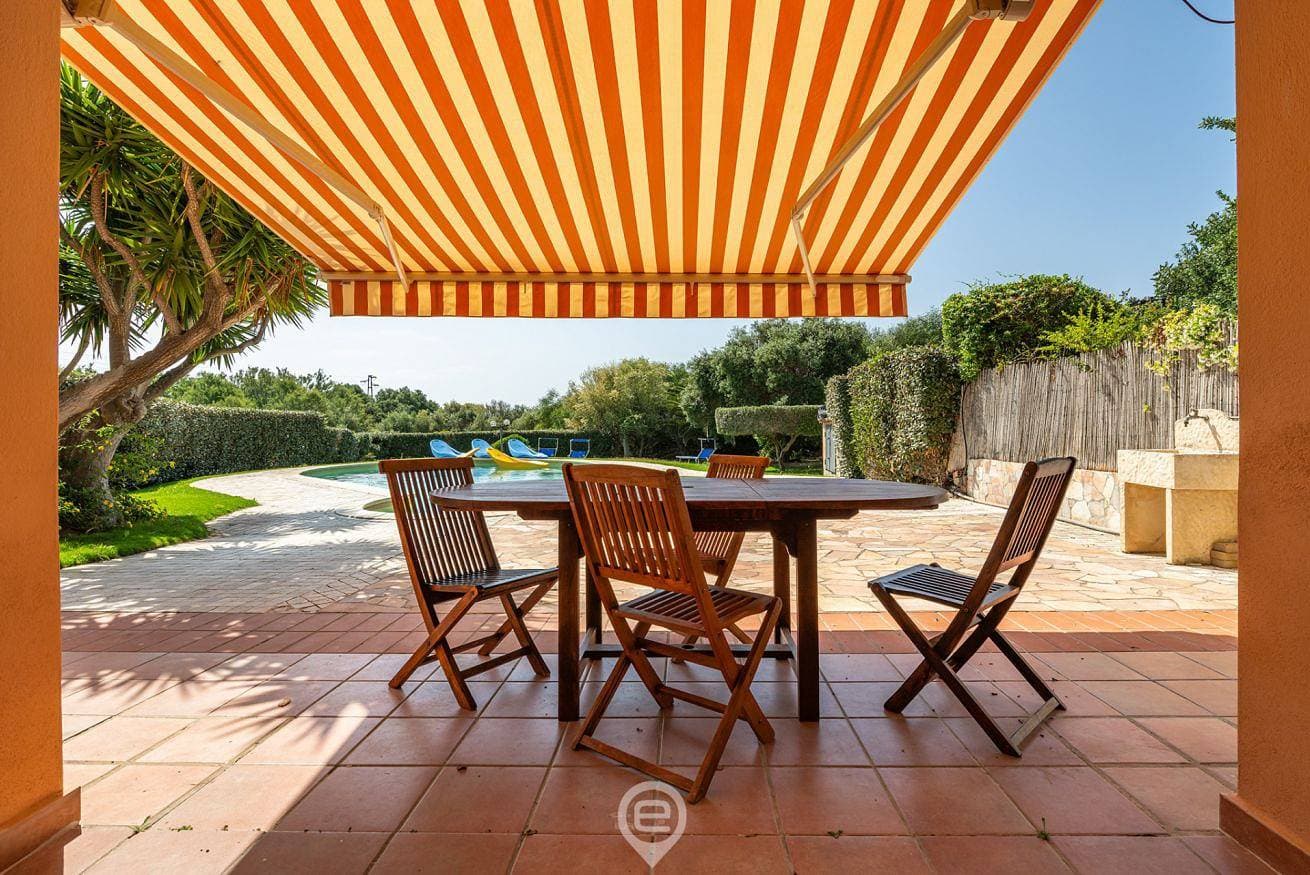 Foto 4 von 37: Ferienhaus für 4 Personen mit Pool