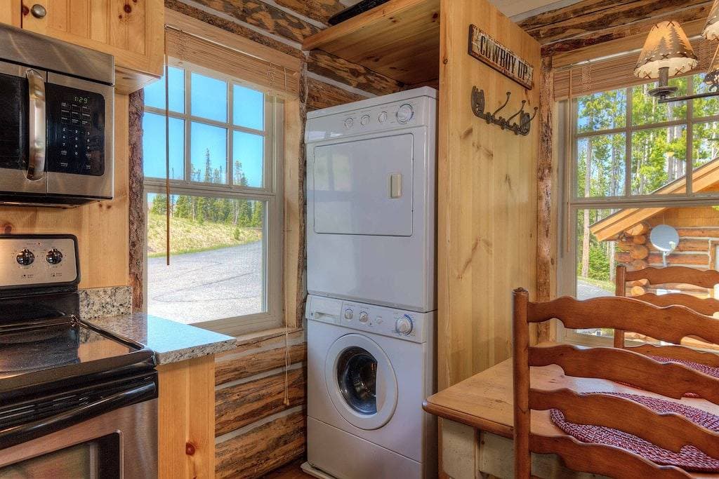 Foto 2 von 27: Die Wrangler-Cowboy Heaven Cabin / Ski-in / out von Tür / Moonlight Basin / Whirlpool
