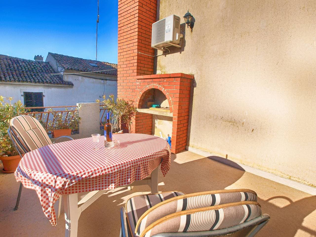 Foto 3 von 29: Ferienwohnung für 4 Personen mit Terrasse